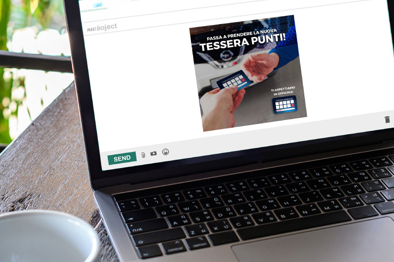 Computer su scrivania che mostra una email con tessera a punti