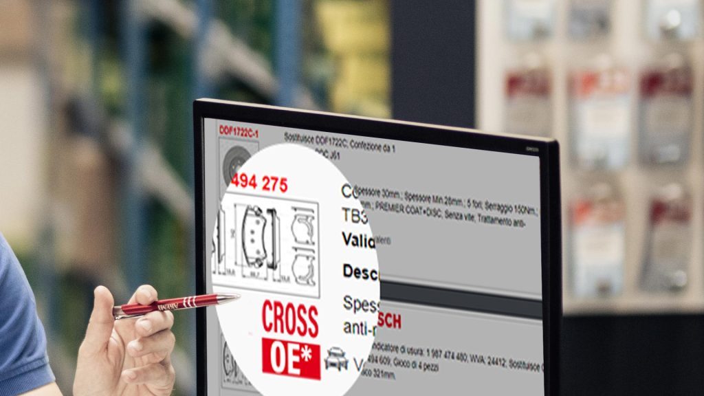 Distributore indica nel dettaglio al computer il riferimento cross oe trovato nel catalogo ricambi Atelio Aftermarket