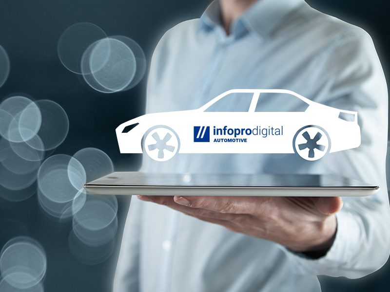 Voiture digitale qui sort d'une tablette pour représenter les activités d'Infopro Digital dans le secteur de l'automobile