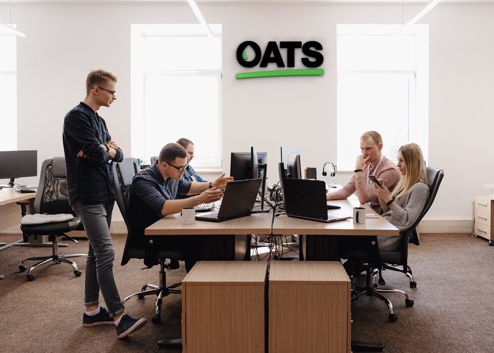 Foto che ritrae persone che lavorano negli uffici OATS nel Regno Unito