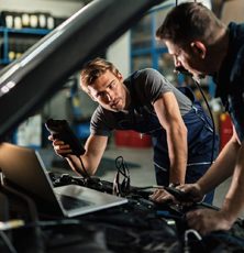 Mechanic in the workshop using Atelio Data 