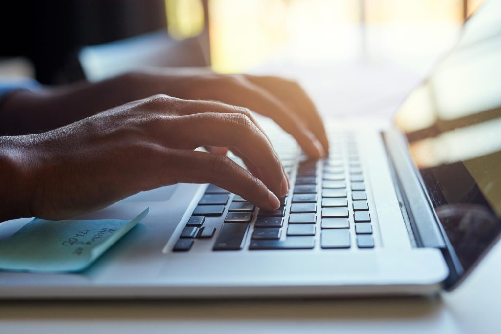 Cliente que rellena un formulario en el ordenador para solicitar una demostración del software de Infopro digital automotive