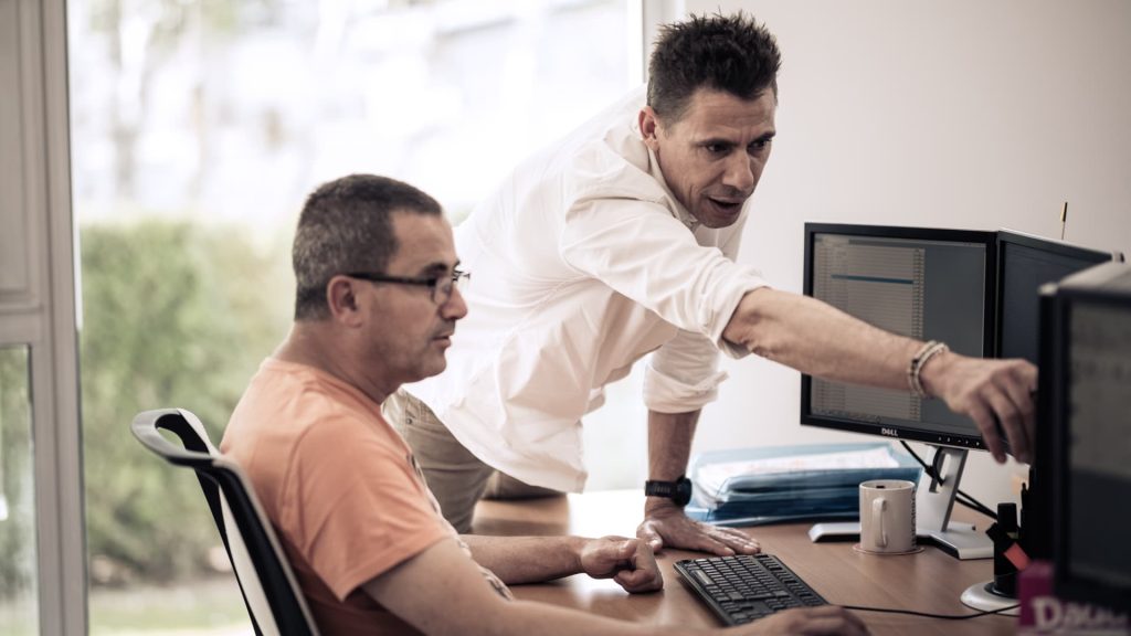 Sviluppo, prescrizione ed esecuzione delle personalizzazioni B2B Dos desarrolladores Infopro de automoción digital trabajan en el desarrollo, preparación y ejecución de la personalización B2B