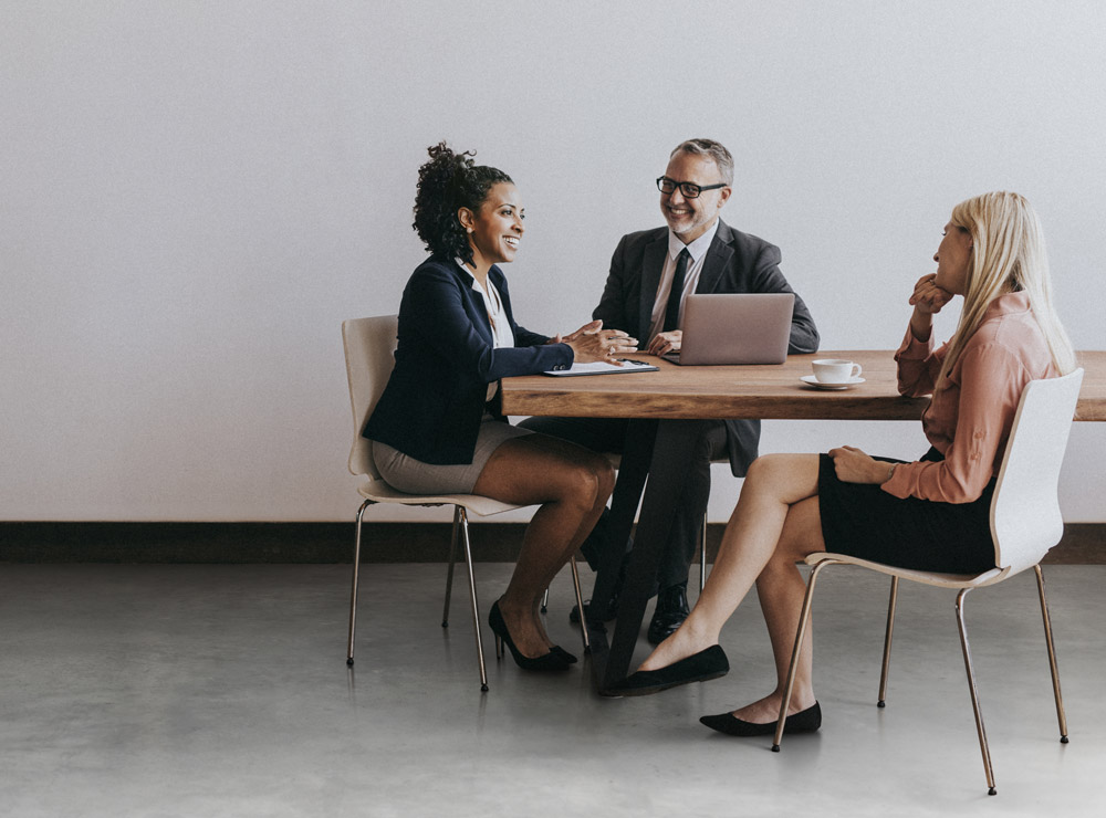 Cliente e kam discutono attorno al tavolo di progetti automotive