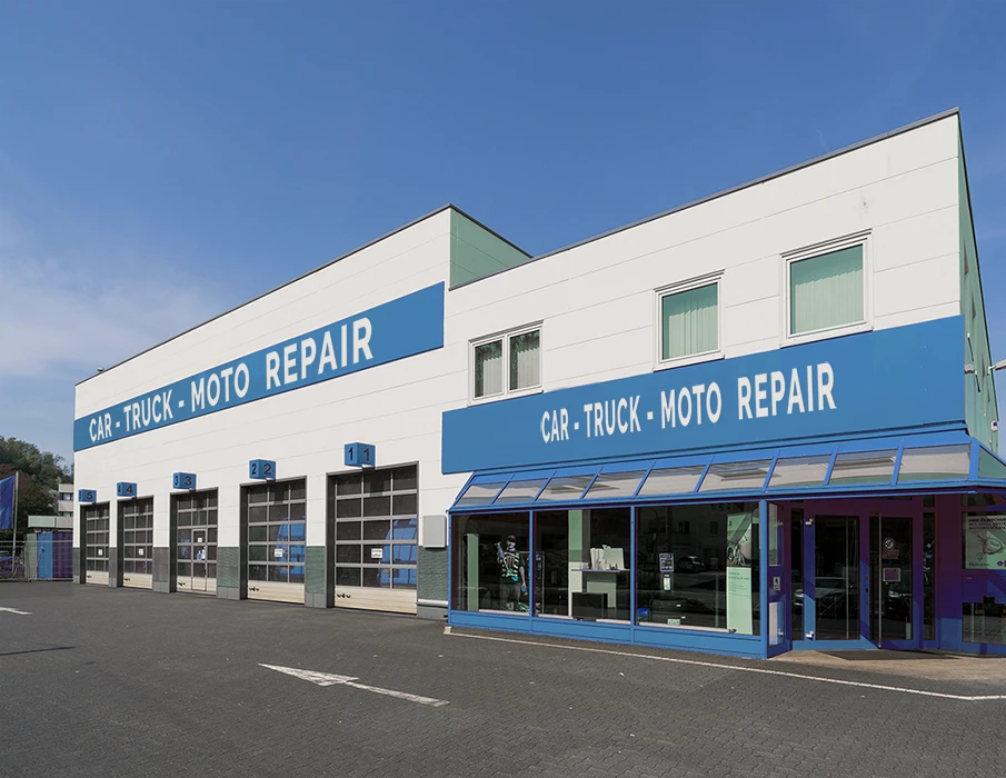 bâtiment abritant un garage appartenant à un réseau 