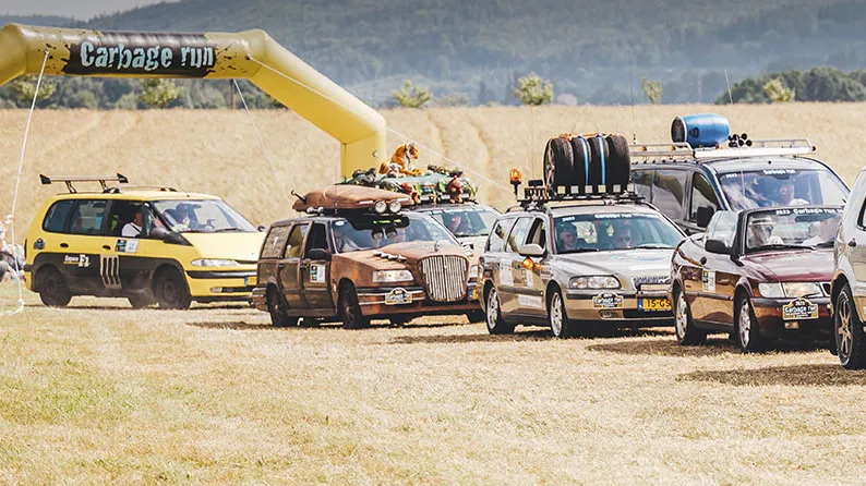 Series of cars that just left the finish line of the Kranenburg Carbagerun 2019