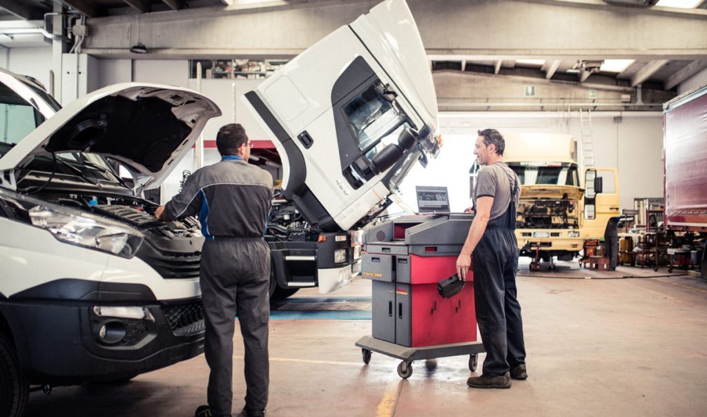 meccanici auto che usano i dati di atelio data truck per riparare i camion