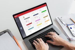 Homme testant GTA Pro, outil digital de gestion pour garages et ateliers, dans le cadre d'une démonstration