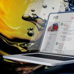 Computer che mostra l'ultima novità della soluzione di dati sui lubrificanti OATS per i distributori