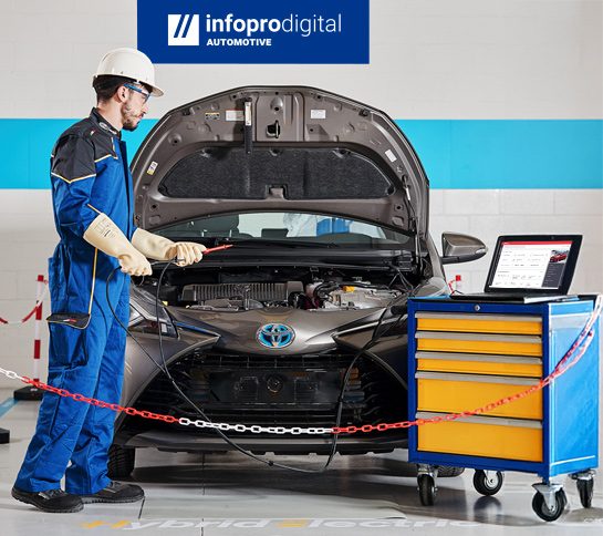meccanico auto in officina che usa i DPI (Dispositivi di Protezione Individuale) specifici per manutenzione veicoli elettrici