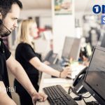 Distributeur au comptoir utilisant OnePro Shop sur son ordinateur, catalogue unique OE/IAM pour distributeurs et ateliers.