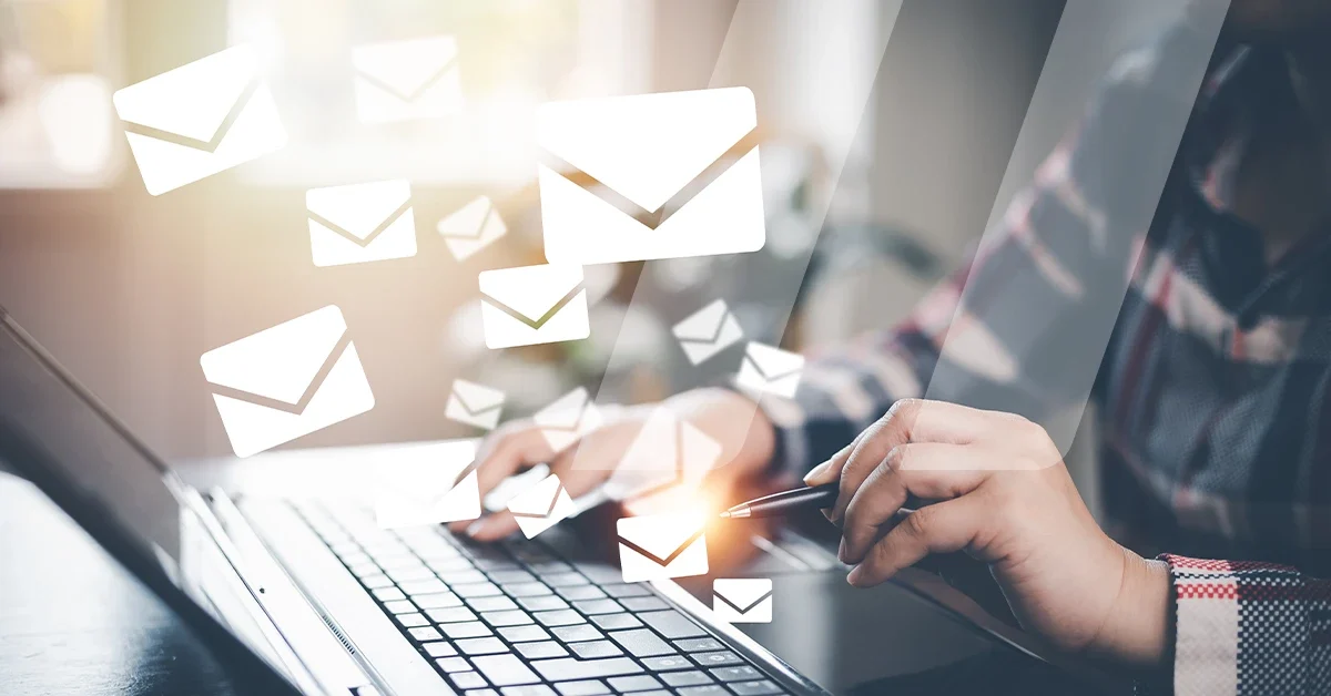 Persona che sta inviando email marketing al computer da un officina