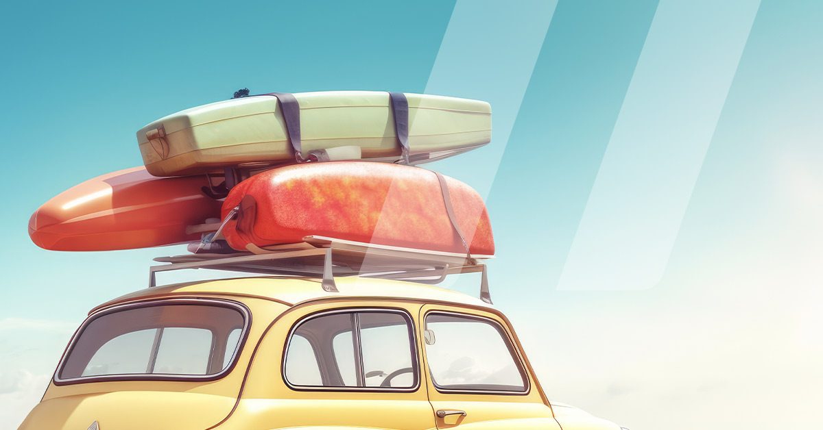 Voiture jaune rentrant de vacances avec des kayaks et des valises sur le toit, illustrant le thème du check-up de la voiture après les vacances d'été.