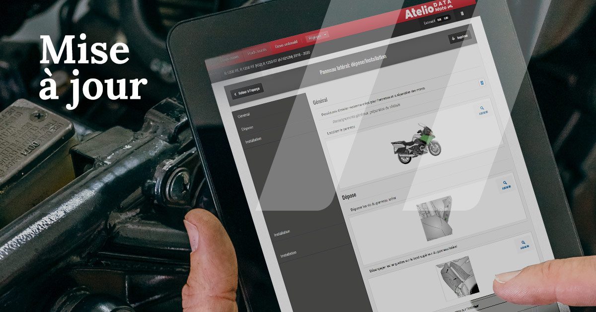 Mécanicien consultant sa tablette pour se renseigner sur la mise à jour d'Atelio Data Moto