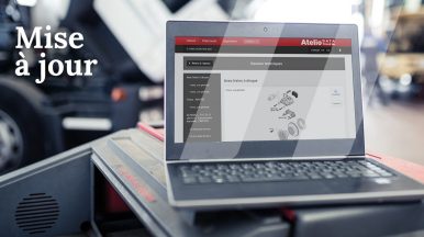 Mécanicien consultant son ordinateur pour se renseigner sur la mise à jour d'Atelio Data Truck