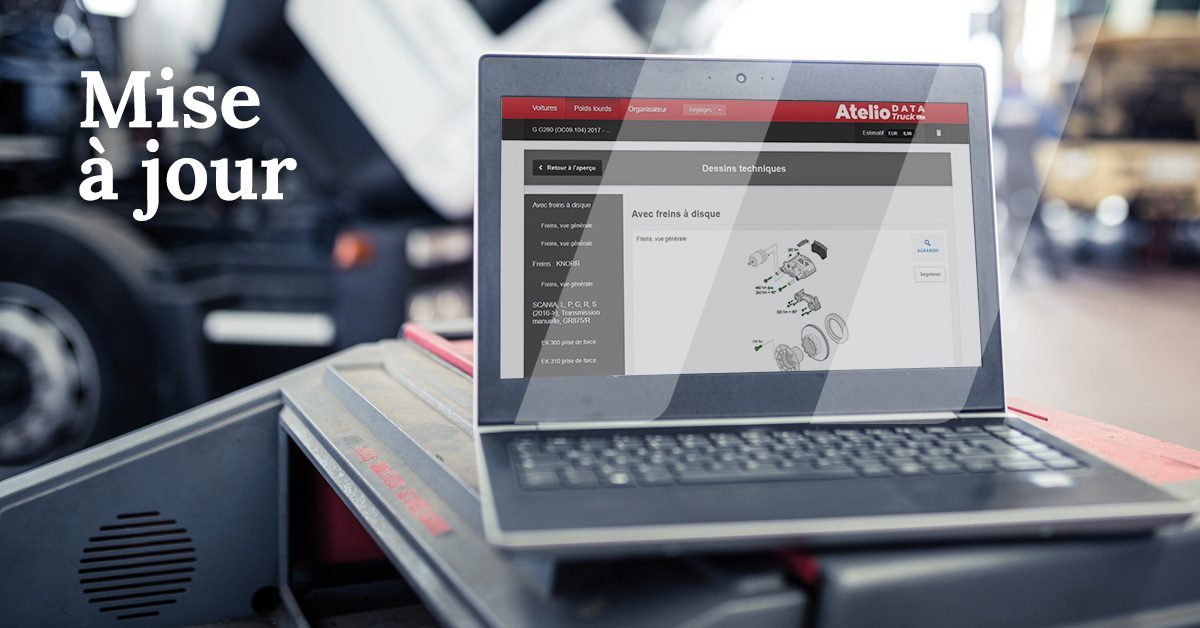 Mécanicien consultant son ordinateur pour se renseigner sur la mise à jour d'Atelio Data Truck