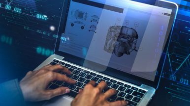 Meccanico auto che usa un pc con schermata ispirazionale che indica la digitalizzazione dell'officina