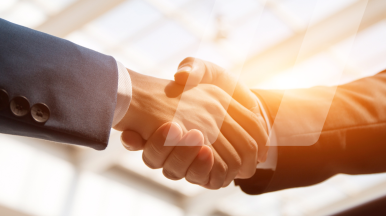 Poignée de main entre deux personnes avec un rayon de soleil pour représenter les rencontres de l'après-vente automobile de la Réunion organisées par Infopro Digital Automotive