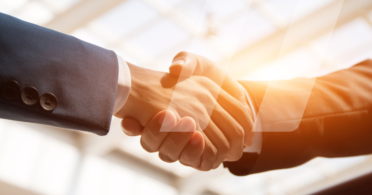 Poignée de main entre deux personnes avec un rayon de soleil pour représenter les rencontres de l'après-vente automobile de la Réunion organisées par Infopro Digital Automotive
