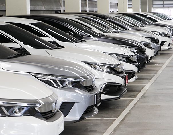 Photo with series of cars in a row representing Fleets leasing and insurance companies Infopro Digital Automotive Customer