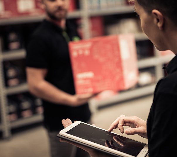 Distributeur vérifiant ses stocks de pièces sur une tablette