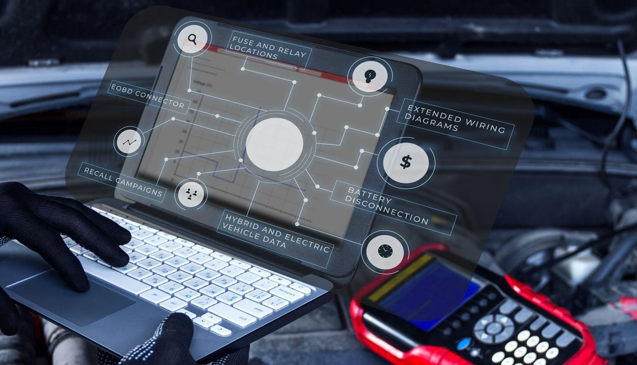 Mécanicien procédant à un diagnostic du véhicule en utilisant un ordinateur équipé d'Atelio Data