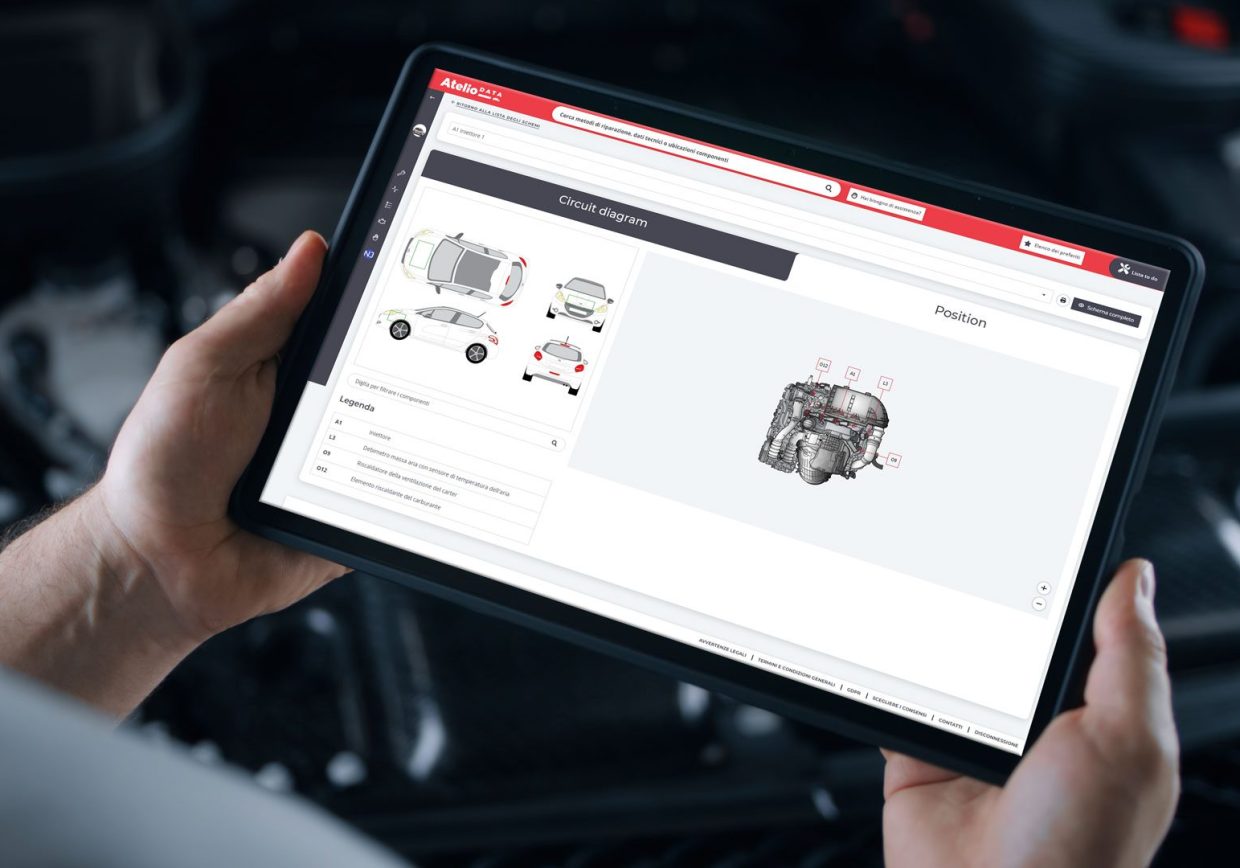 Meccanico auto che usa Atelio Data sul tablet per avere dati di riparazione e manutenzione in officina