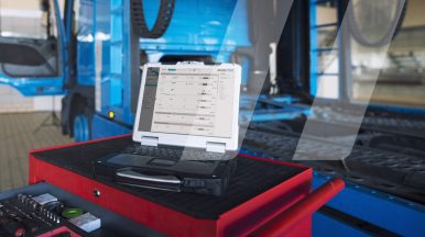 Ordinateur avec le logiciel Atelio Parts Truck à l'écran et posé sur un chariot à outils pour la commande de pièces poids-lourds