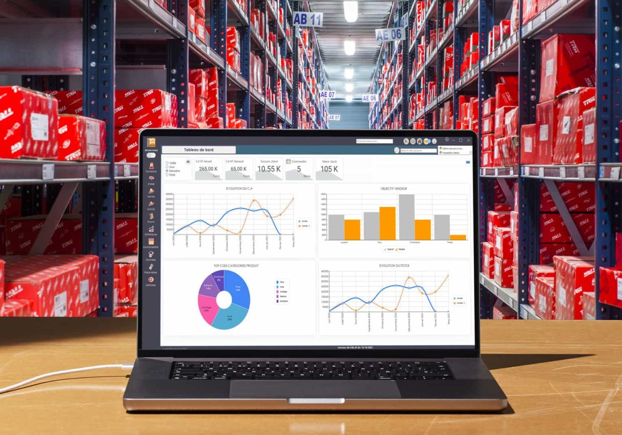 Computer with ERP Infopro Digital Automotive in a vehicle parts distribution warehouse