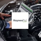 Meccanico utilizzata HaynesPro per avere dati automotive e informazioni tecniche in officina