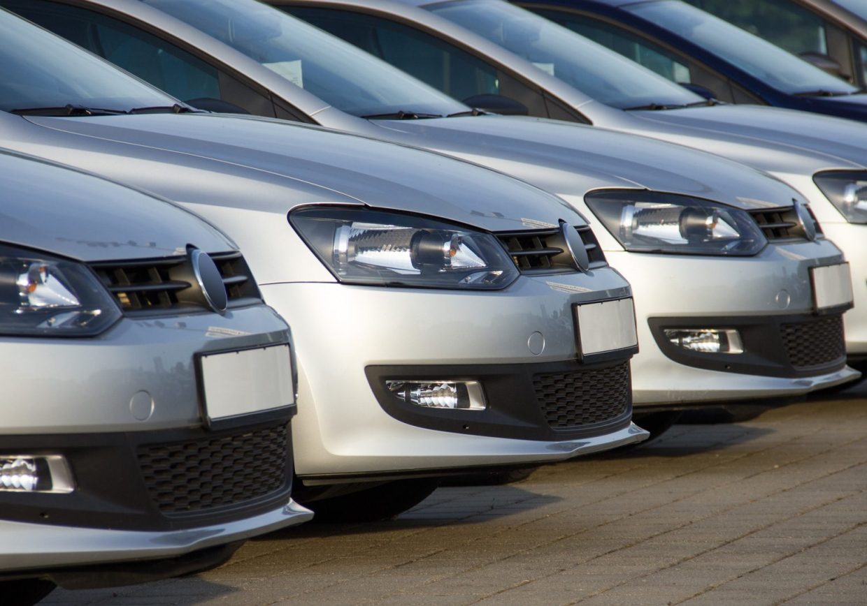 Series of cars in a row representing Fleets, Leasing and Insurance Companies solutions