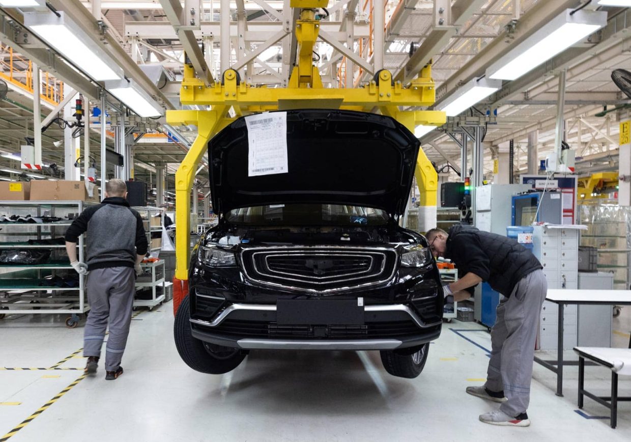 Specialists working in an automotive parts factory, symbol of partnership with OEMs, parts and diagnostic tool manufacturers