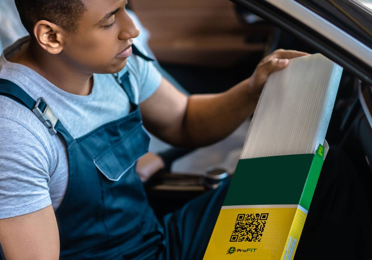 Car mechanic with spare parts box with qrcode with fitting instructions Profit