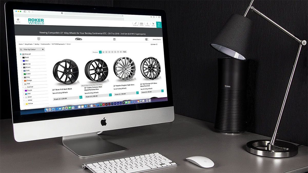 Ordinateur sur un bureau avec un site web montrant tout un ensemble de jantes automobiles grâce aux données et photos DriveRightData