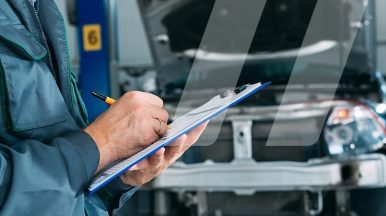 Meccanico auto che copila una scheda di accettazione per officine al fine di accogliete al meglio i clienti