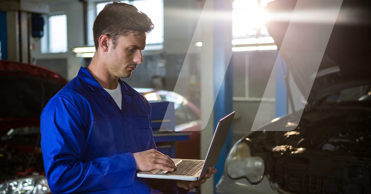 Meccanico che utilizza il software gestionale per officina Atelio Pro sul suo portatile