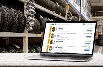 Ordinateur dans un magasin de pneus avec le catalogue de pièces détachées et de pneus Inoshop.