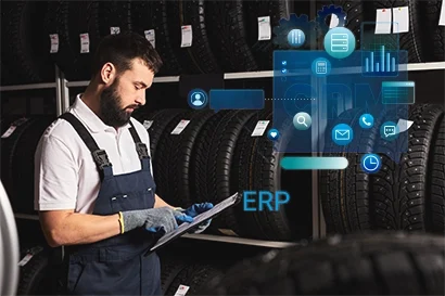 Spécialiste des pneus consultant un ERP Infopro Digital Automotive sur sa tablette dans un entrepôt rempli de pneus. En surimpression, la représentation graphique d'une interface de CRM et ERP