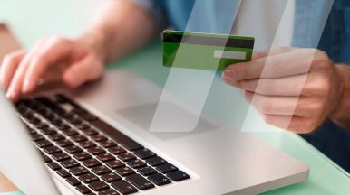 Client tenant sa carte bleu afin d'acheter des pièces détachées automobiles sur la plateforme e-commerce d'un distributeur