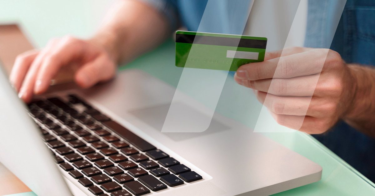 Client tenant sa carte bleu afin d'acheter des pièces détachées automobiles sur la plateforme e-commerce d'un distributeur