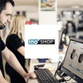 Employé au comptoir consulte les stocks de pneus à l'aide de la plateforme de vente B2B Ino'Shop