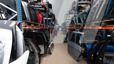 Centre VHU avec des pièces de carrosserie à mobiliser dans le cadre de l'utilisation de pièces de réemploi lors des réparations