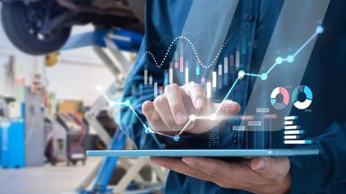 Homme vérifiant les tendances et les statistiques afin de prendre les meilleures décisions pour son atelier de réparation automobile