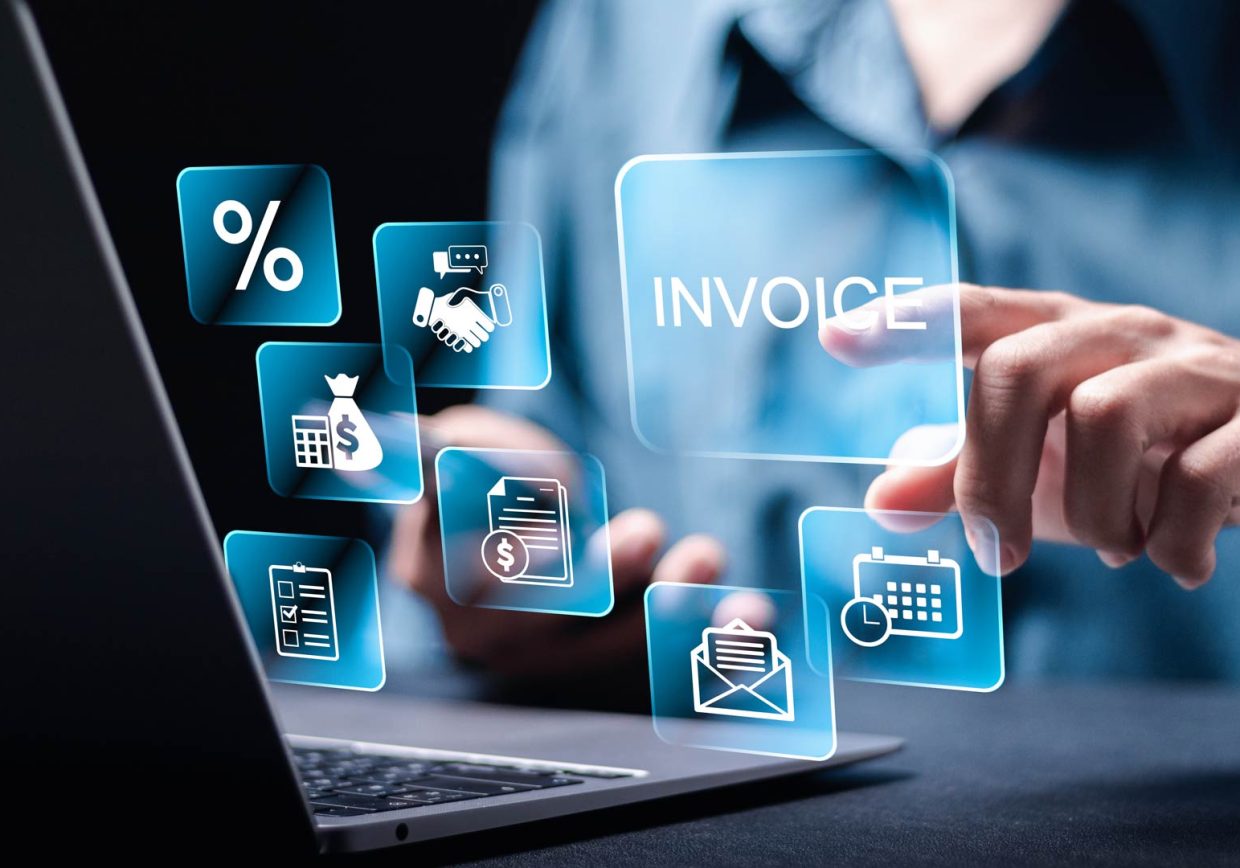 personne utilisant un logiciel de gestion garage ou un ERP auto Infopro pour émettre une facture électronique conforme aux nouvelles réglementations