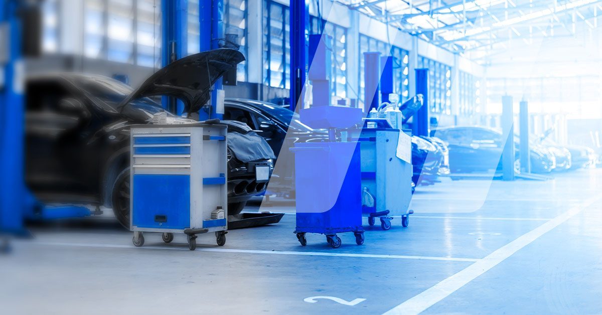 Vue large d'un atelier recevant des véhicules électriques et effectuant ainsi des procédures de déconnexion en tout sécurité grâce au guide Infopro Digital Automotive