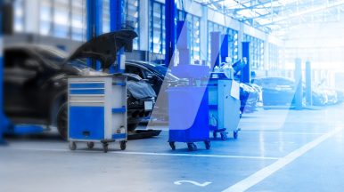 Vue large d'un atelier recevant des véhicules électriques et effectuant ainsi des procédures de déconnexion en tout sécurité grâce au guide Infopro Digital Automotive