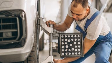 technicien automobile procédant au calibrage ADAS à l’aide d’un outil spécialisé dans un atelier moderne