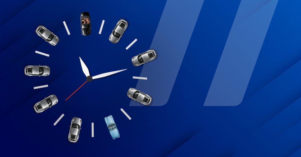 orologio con piccole automobili al posto delle ore che rappresenta la gestione del tempo in officina