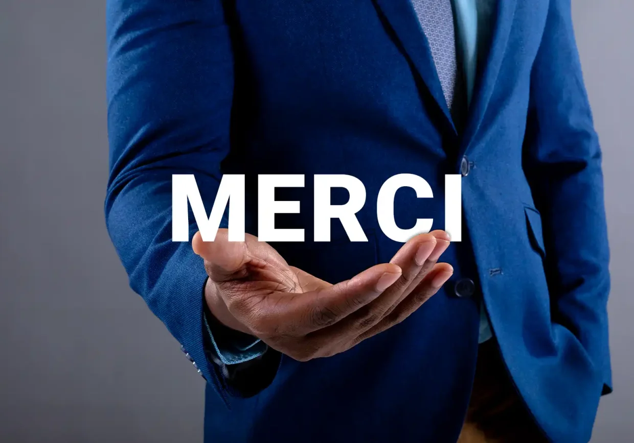 Un commercial qui lève la main pour remercier les visiteurs de leur demande auprès d'Infopro Digital Automotive