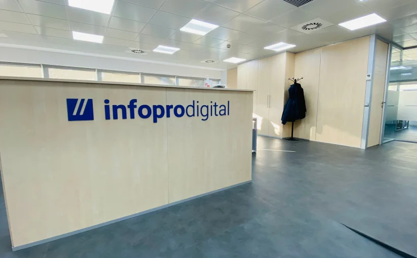 recepción de entrada donde nuestro personal está listo para ayudarte, contáctanos por correo electrónico, teléfono o en persona en nuestras oficinas